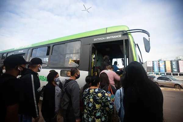 Passageiros entrando em ônibus