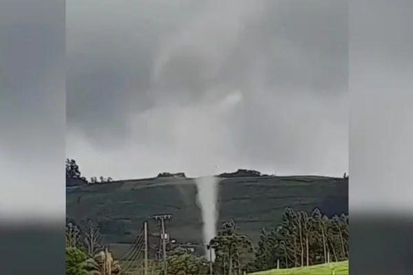 Imagem colorida mostra Tornado em Santa Catarina foi o sexto em novembro de 2023 confirmado pela Defesa Civil - Metrópoles