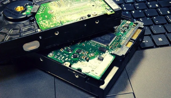 Imagem colorida mostra peças de computador apreendidas pela PF na casa de um homem investigado por armazenar conteúdo relacionado ao abuso sexual infantojuvenil - Metrópoles