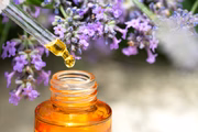 O especialista chama atenção para o óleo de lavanda como uma estratégia de minimizar o estresse, fator que agrava o surgimento dos cabelos brancos 