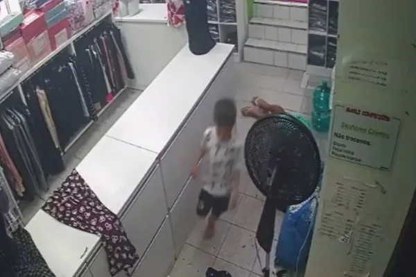 Imagem colorida de criaça que presenciou execução - Metrópoles