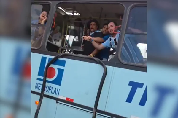 Gauchão: ônibus com torcedores do Grêmio é apedrejado antes de Gre-Nal