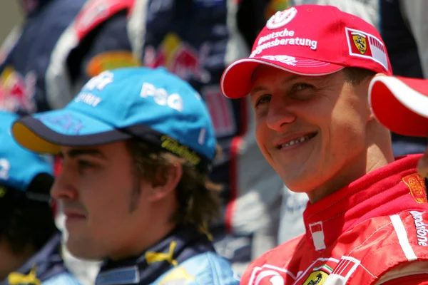 Foto colorida de Fernando Alonso e Michael Schumacher - Metrópoles.