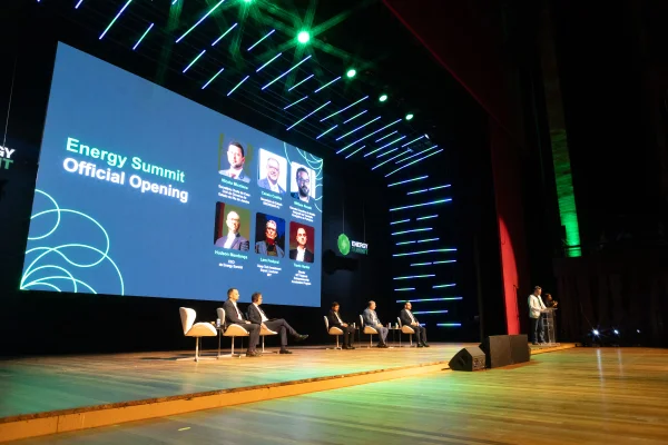 Fotografia colorida mostrando apresentação em palco de talk durante congresso de inovação-Metrópoles