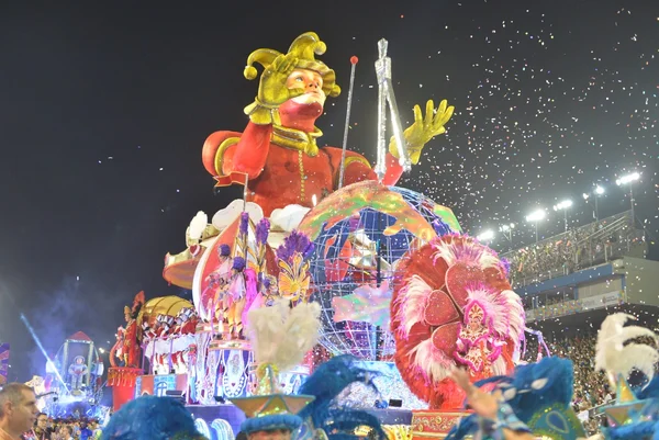Imagem mostra desfile da Dragões da Real - Metrópoles