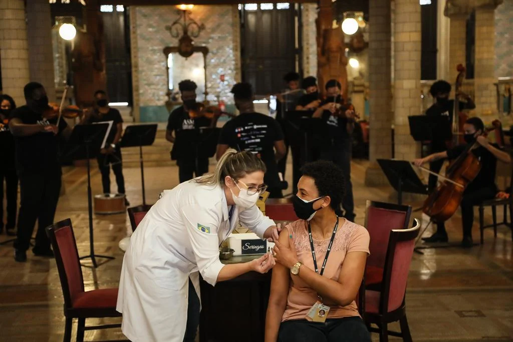 Prefeitura do Rio iniciou hoje vacinação contra COVID-19 de comorbidade e segunda dose no Theatro Municipal no Centro Prefeitura do Rio iniciou hoje vacinação contra COVID-19 de comorbidade e segunda dose no Theatro Municipal no Centro