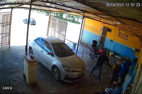Vídeo: ladrão rende funcionários de lava-jato e rouba carro de tenente da PMDF