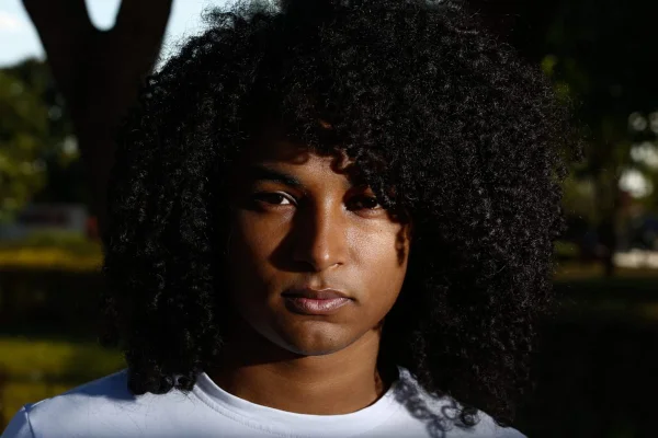 Músico Pedro Santos denuncia que foi proibido de cantar em igreja por conta de seu cabelo