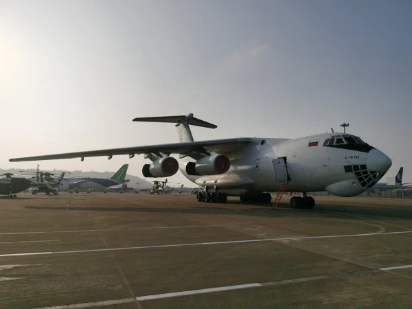 Imagem colorida mostra avião cargueiro da Rússia - Metrópoles