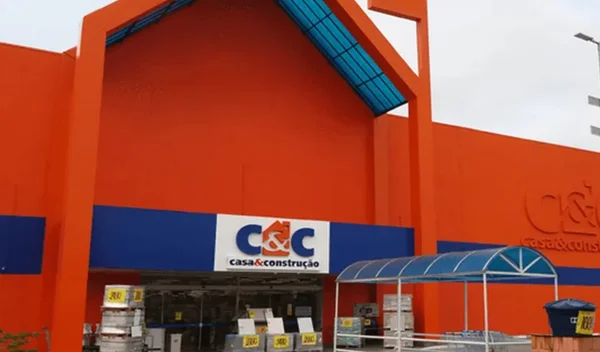 Imagem colorida de fachada de uma loja da C&C Casa e& Construção - Metrópoles