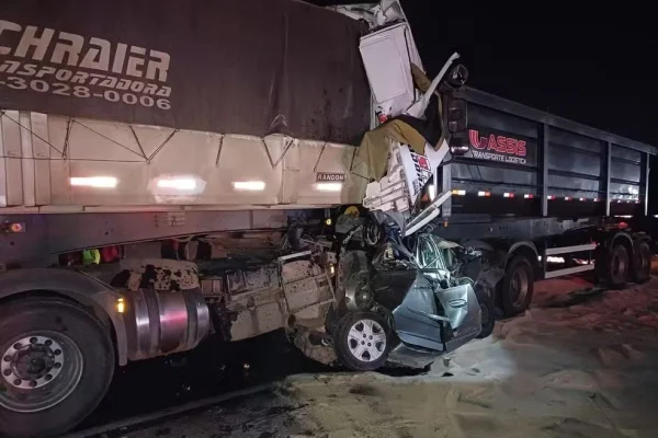 Imagem colorida de carro prensado entre carretas - Metrópoles