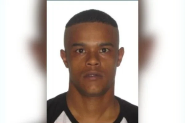 Foto colorida de homem foragido que matou companheira a facadas e estava foragido desde 2023.