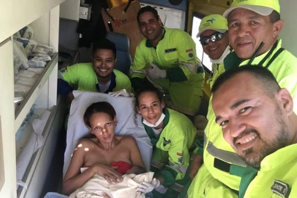 Mulher entra em trabalho de parto e bebê nasce em ambulância na BR-364