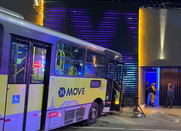 ônibus bate em motel em BH
