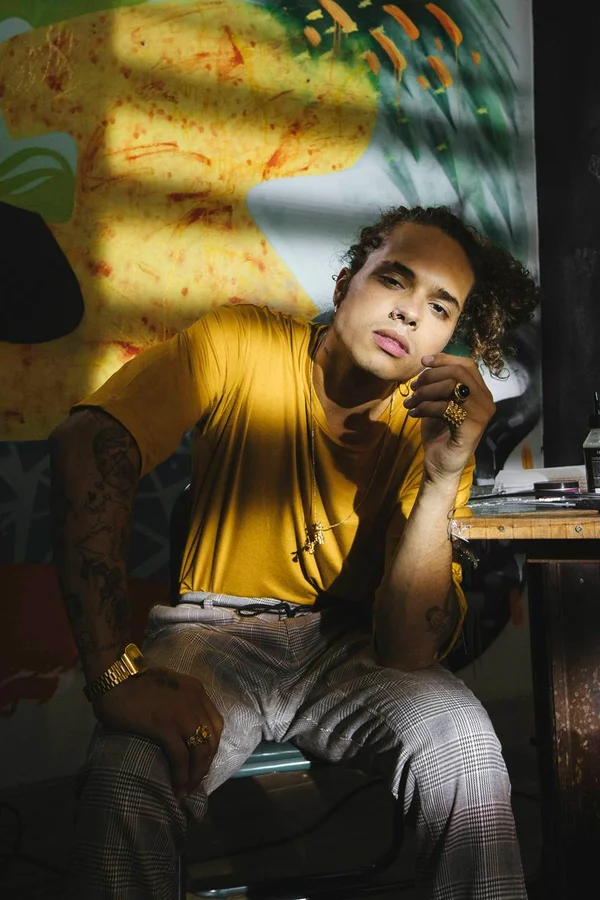Vitão fala sobre novo clipe e isolamento: “Gravei com o celular” - destaque galeria