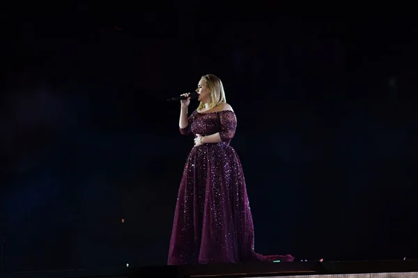 Adele se despede dos palcos com show memorável em Londres
