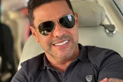 Zezé Di Camargo posa sorridente e de óculos escuros Zezé Di Camargo posa sorridente e de óculos escuros