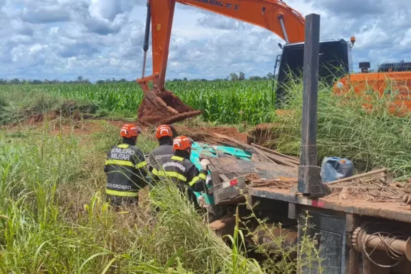 caminhoneiro-morre-esmagado-por-trator
