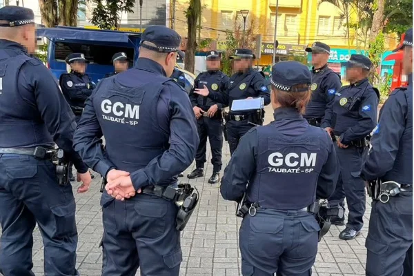 Imagem colorida de guardas civis municipais (GCMs) de Taubaté, no interior de SP. - Metrópoles