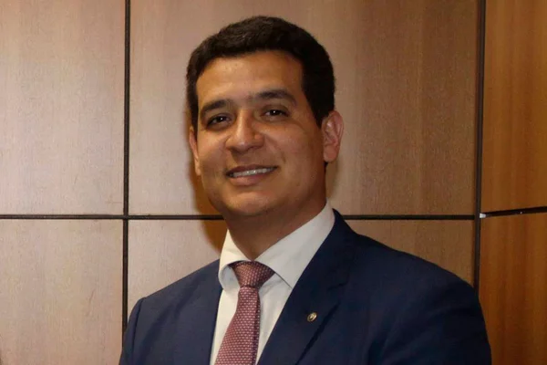 Foto colorida do defensor público Igor Roque - Metrópoles