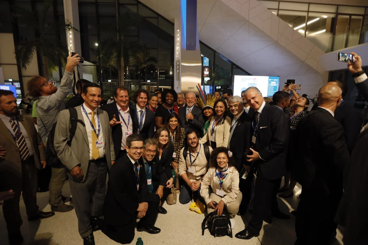 Presidente Lula ao lado de membros do pavilhão brasileiro na COP28 Presidente Lula ao lado de membros do pavilhão brasileiro na COP28