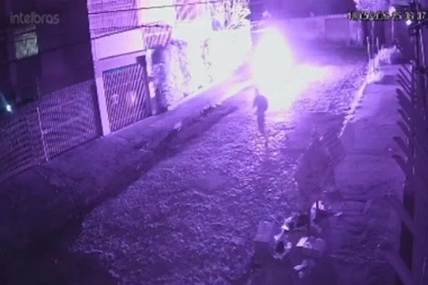 Homem é flagrado ateando fogo em carro durante a madrugada em BH