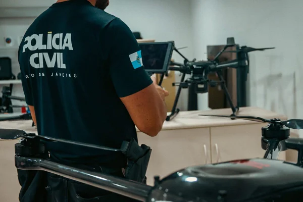 policial civil operando drone