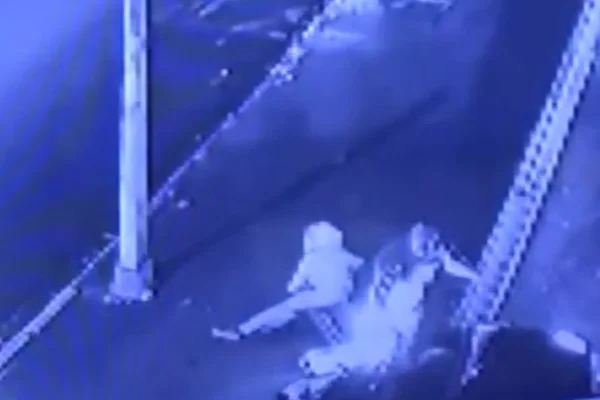 Vídeo: homem atropela e arrasta a namorada em São Paulo