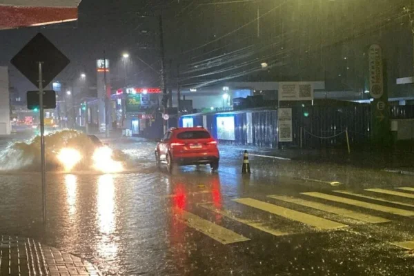 Imagem colorida, Alagamento na Rua Itajaí- Metrópoles