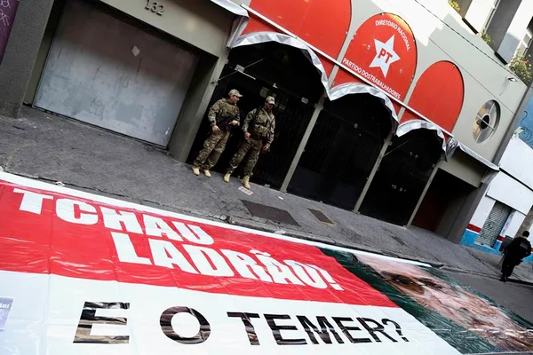 Não vejo a Polícia Federal ir à casa de Cunha, diz secretário do PT