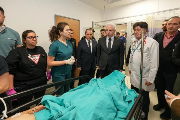 Governador de Istambul, Davut Gul (ao centro, de terno e cabelo branco) visita um policial turco que ficou ferido no confronto