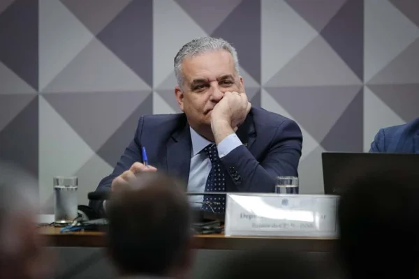 Imagem colorida mostra o deputado Alfredo Gaspar, relator da CPMI do INSS - Metrópoles
