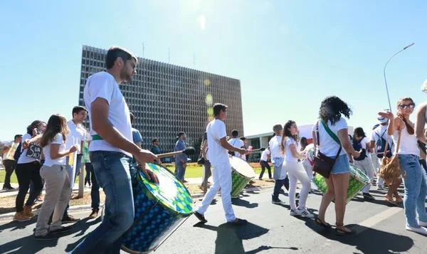 Professores da UnB fazem assembleia e aprovam indicativo de greve
