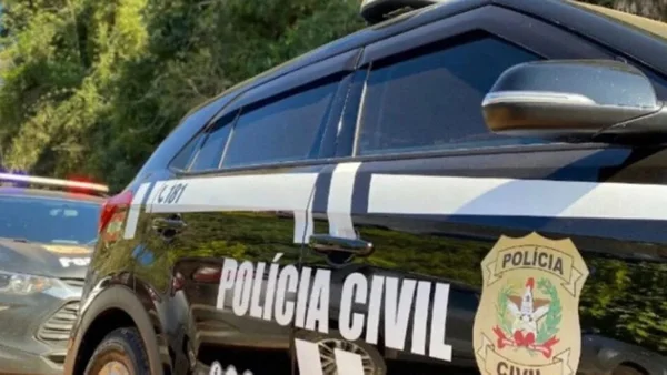 imagem colorida homem indiciado por ameçar divulgar vídeos íntimos da ex