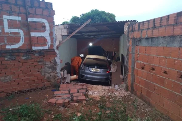 Carro invade casa no DF e atropela mulher na cama