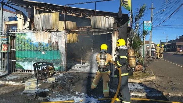 Vídeo. Galpão no Guará II pega fogo e atinge duas casas