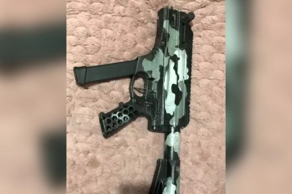 Homem é preso por fabricar armas para facções em impressoras 3D