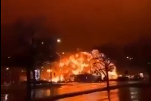Imagem colorida da explosão do avião na Filadélfia - Metrópoles