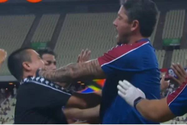 Série B: técnicos brigam em campo e acabam expulsos; confira