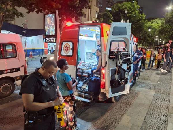Imagem colorida mostra ambulância atendendo mulher que passou mal durante o problema de circulação na Linha 3-Vermelha do metrô de São Paulo - Metrópoles