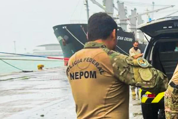 Brasileiros são presos com 1,3 tonelada de droga no Oceano Atlântico