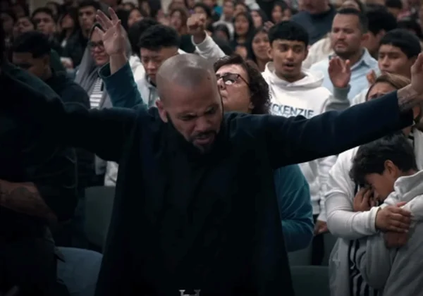 Vídeo: Daniel Alves prega durante culto na Espanha após absolvição