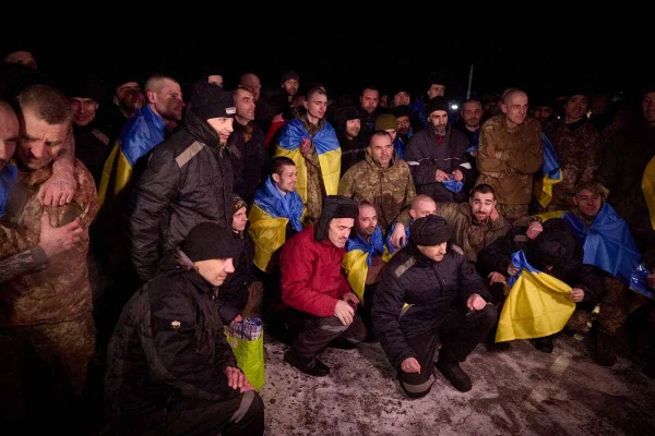 Foto colorida de troca de prisioneiros entre Rússia e Ucrânia - Metrópoles