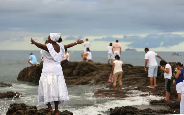 Manicure diz ter sido demitida de salão por intolerância religiosa