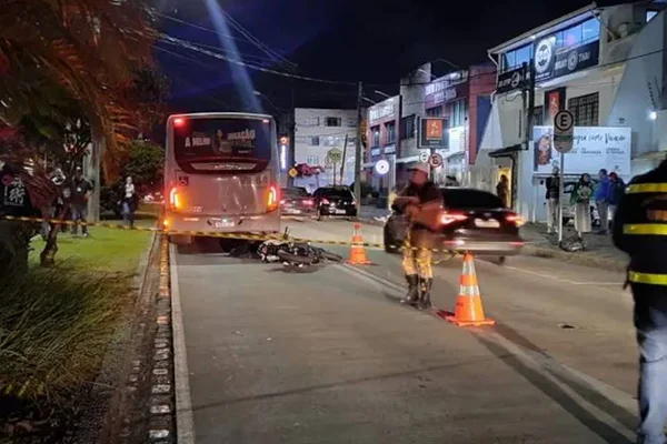Motociclista morre atropelado por ônibus minutos depois de comprar moto em concessionária. Imagem mostra cena do acidente - Metrópoles