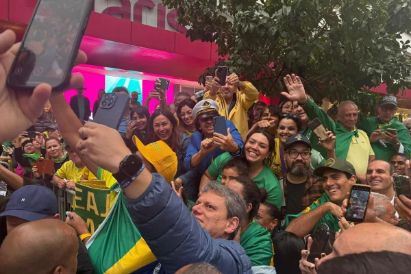 Imagem colorida mostra o Governador Tarcísio de Freitas tira selfie com público que estava em manifestação na Avenida Paulista - Metrópoles
