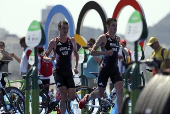 Atleta de Barbados sofre acidente durante triatlo em Copacabana