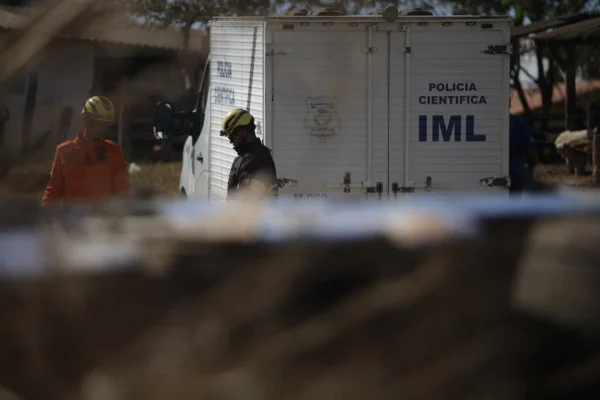 GO-010: câmera flagrou carreta tombando sobre ônibus em acidente fatal - destaque galeria GO-010: câmera flagrou carreta tombando sobre ônibus em acidente fatal - destaque galeria