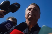 Jair Bolsonaro responde jornalistas ao deixar o Centro Integrado de Monitoração Eletrônica (CIME)