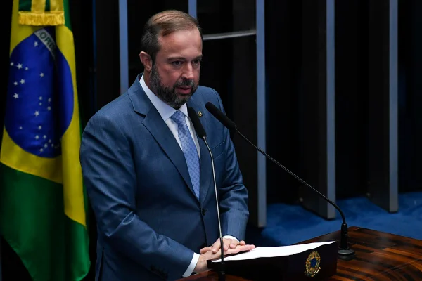 Desempenho de Alexandre Silveira nas pesquisas preocupa petistas